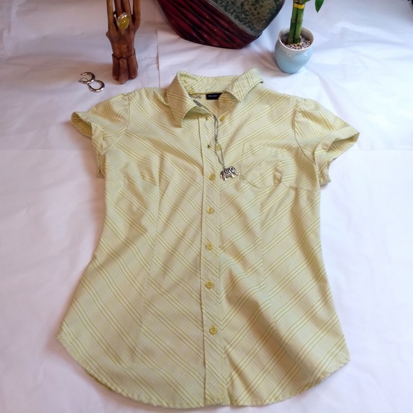 Stretch Cap-Sleeve Button-Down Top in Yellow/White - Picture 6 of 8